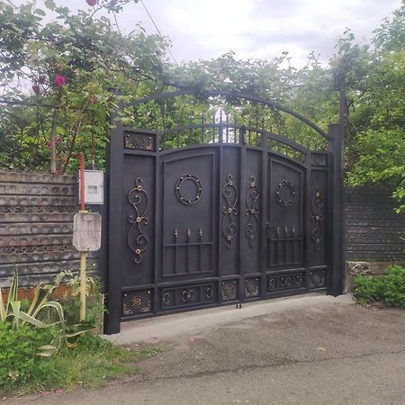 ホテル Private House In バトゥーミ エクステリア 写真