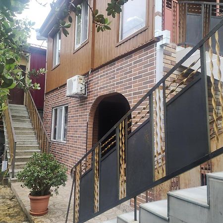 ホテル Private House In バトゥーミ エクステリア 写真