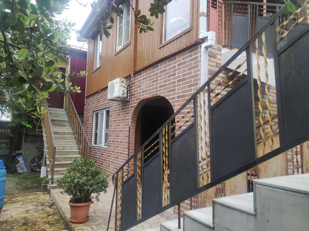 ホテル Private House In バトゥーミ エクステリア 写真